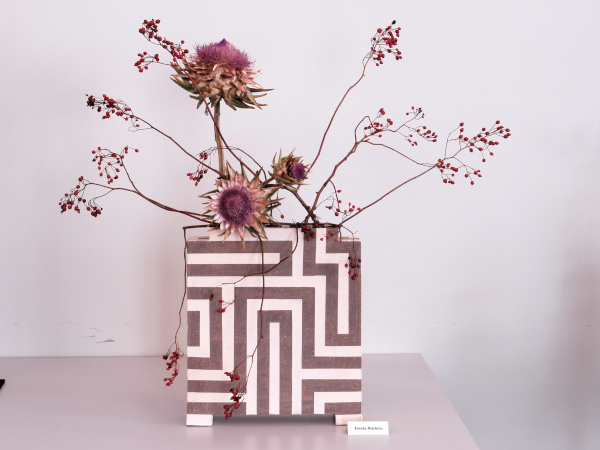 Japanische Blumensteckkunst, die über das einfache Arrangieren von Blumen hinaus geht