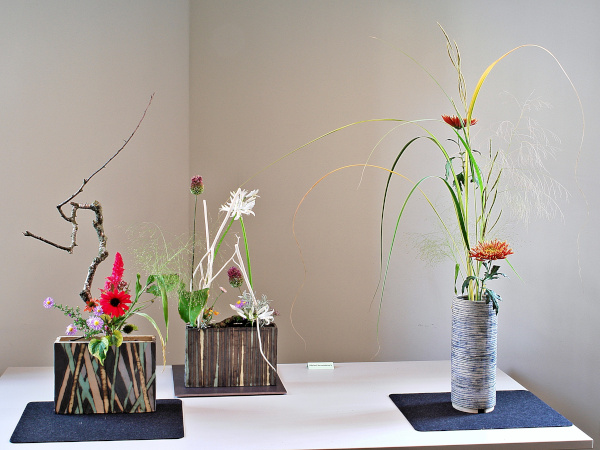 Ikebana, die japanische Kunst, Blumen zu arrangieren, begegnet Zweigen, Naturmaterialien und natürlich Blumen auf eine ganz besondere Weise
